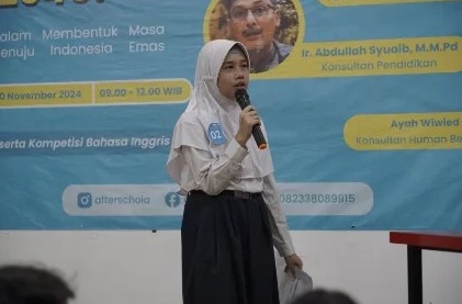 Siswa membaca nyaring di kelas Bahasa Inggris AfterSchola
