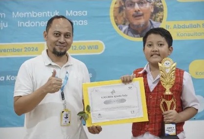 Mentor mendampingi siswa belajar Bahasa Inggris