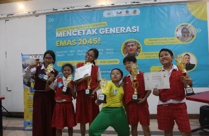 Siswa bermain peran dan berdiskusi dalam Bahasa Inggris