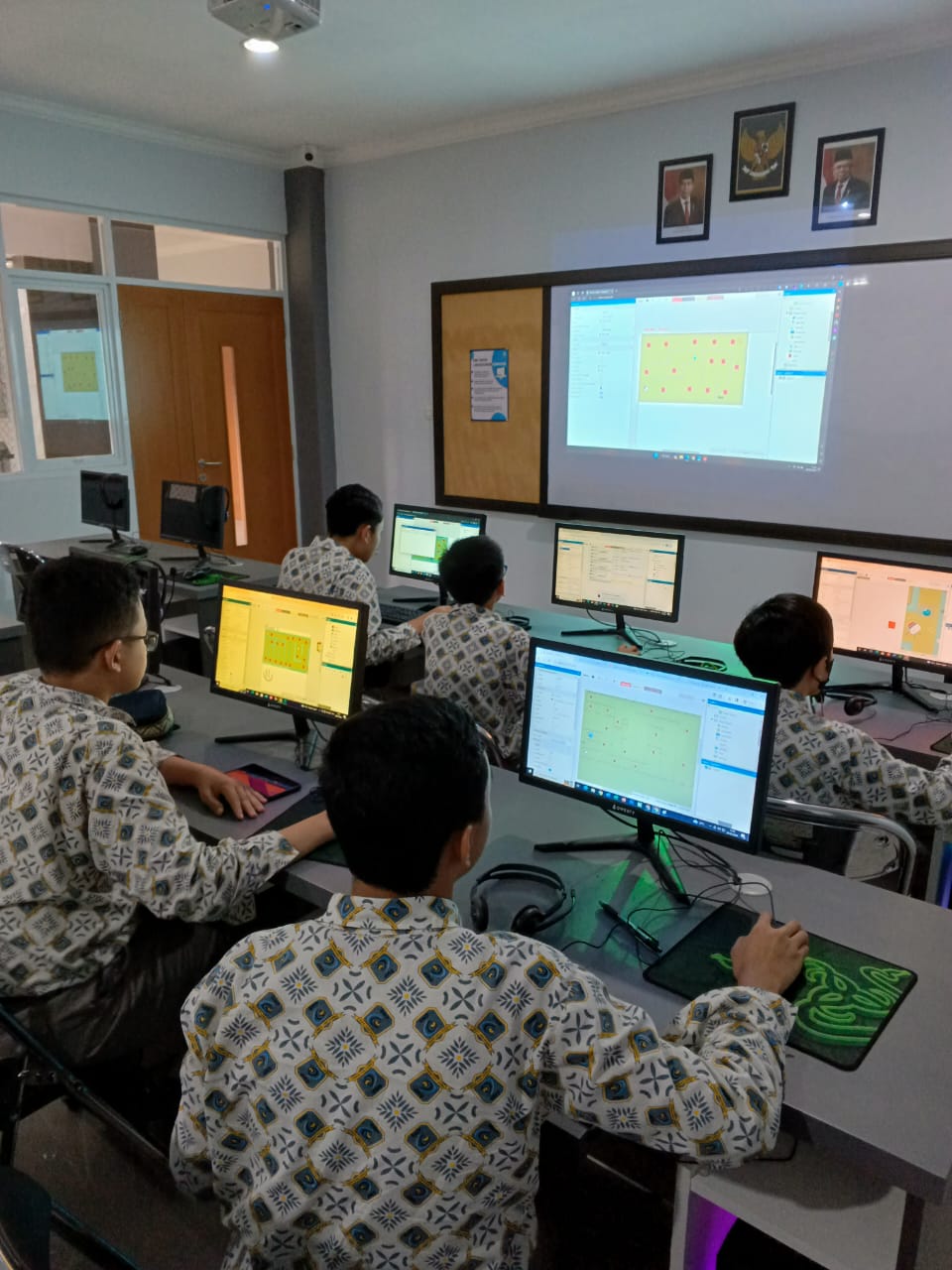 Siswa belajar coding di kelas AfterSchola