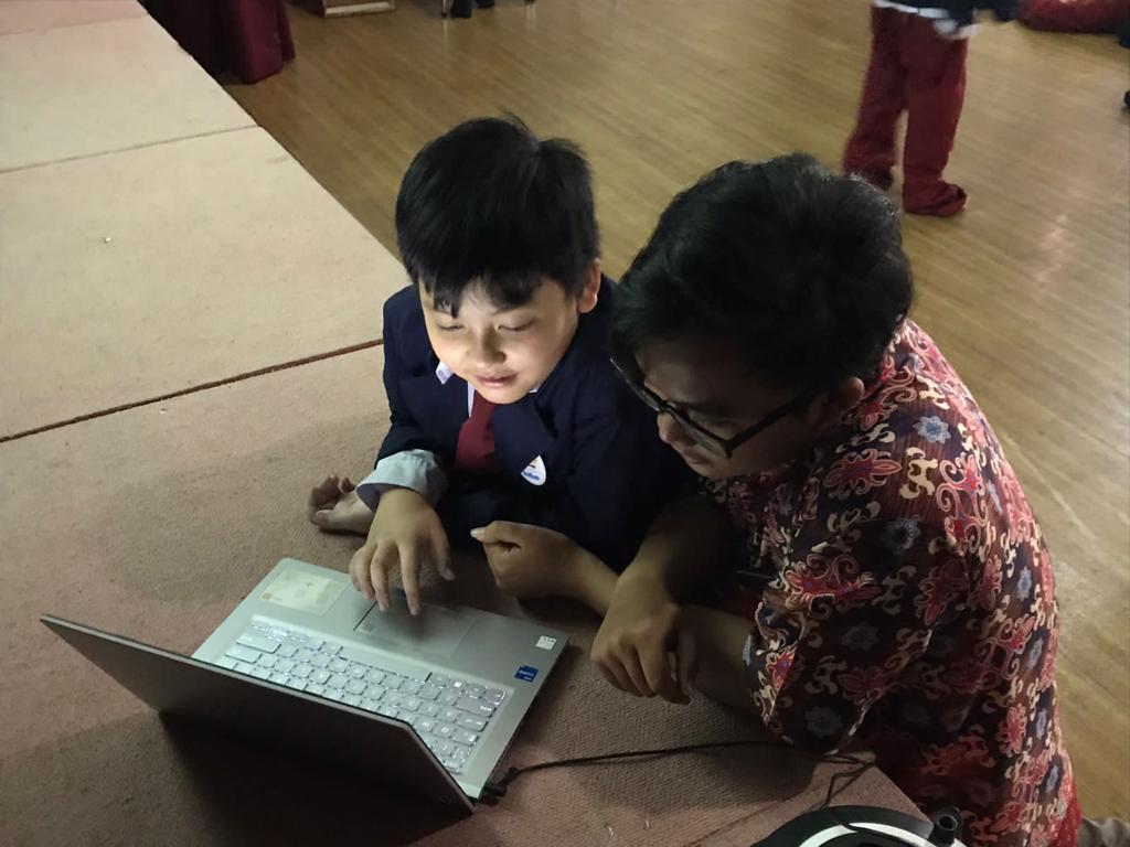 Mentor mendampingi siswa coding