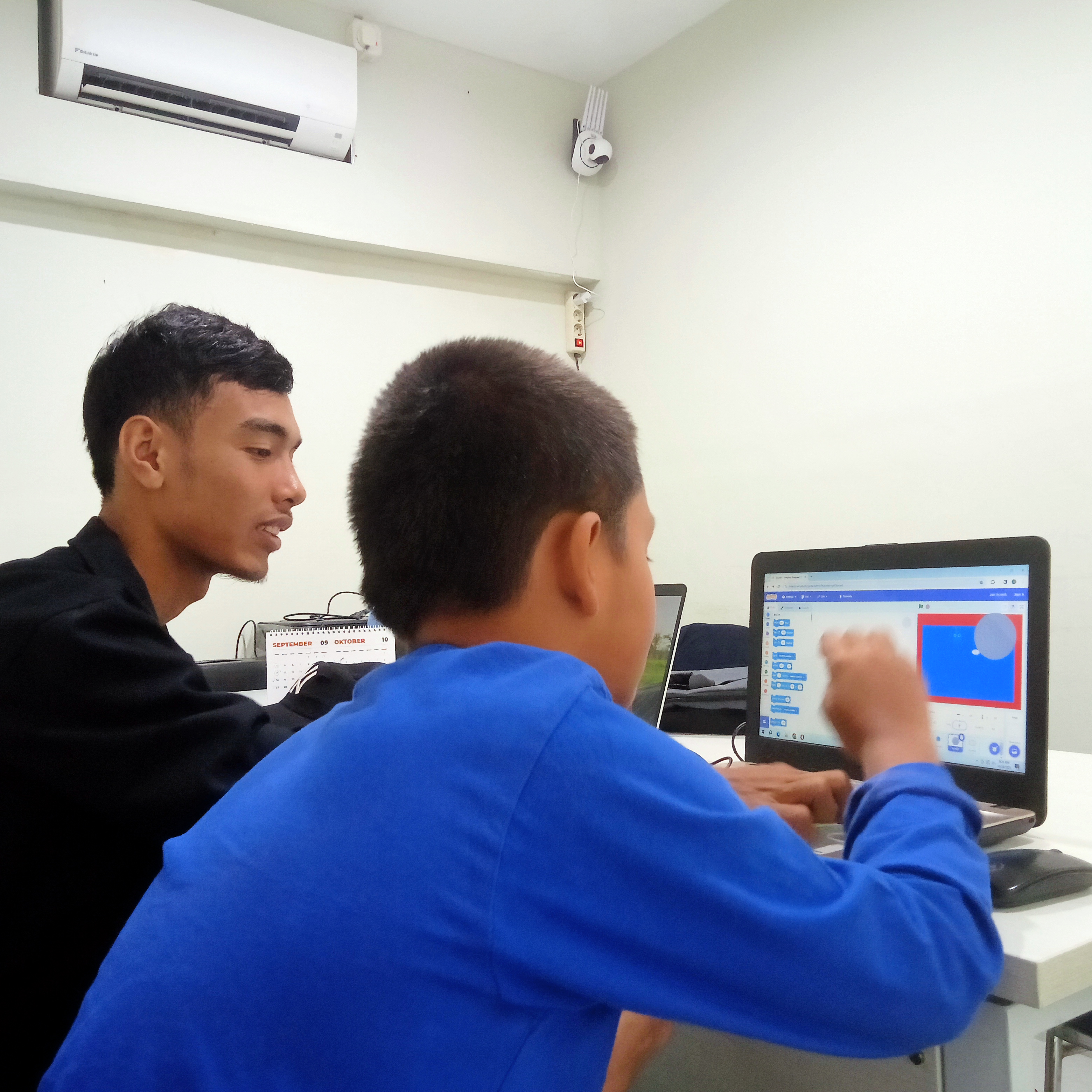Siswa berlatih coding di laptop