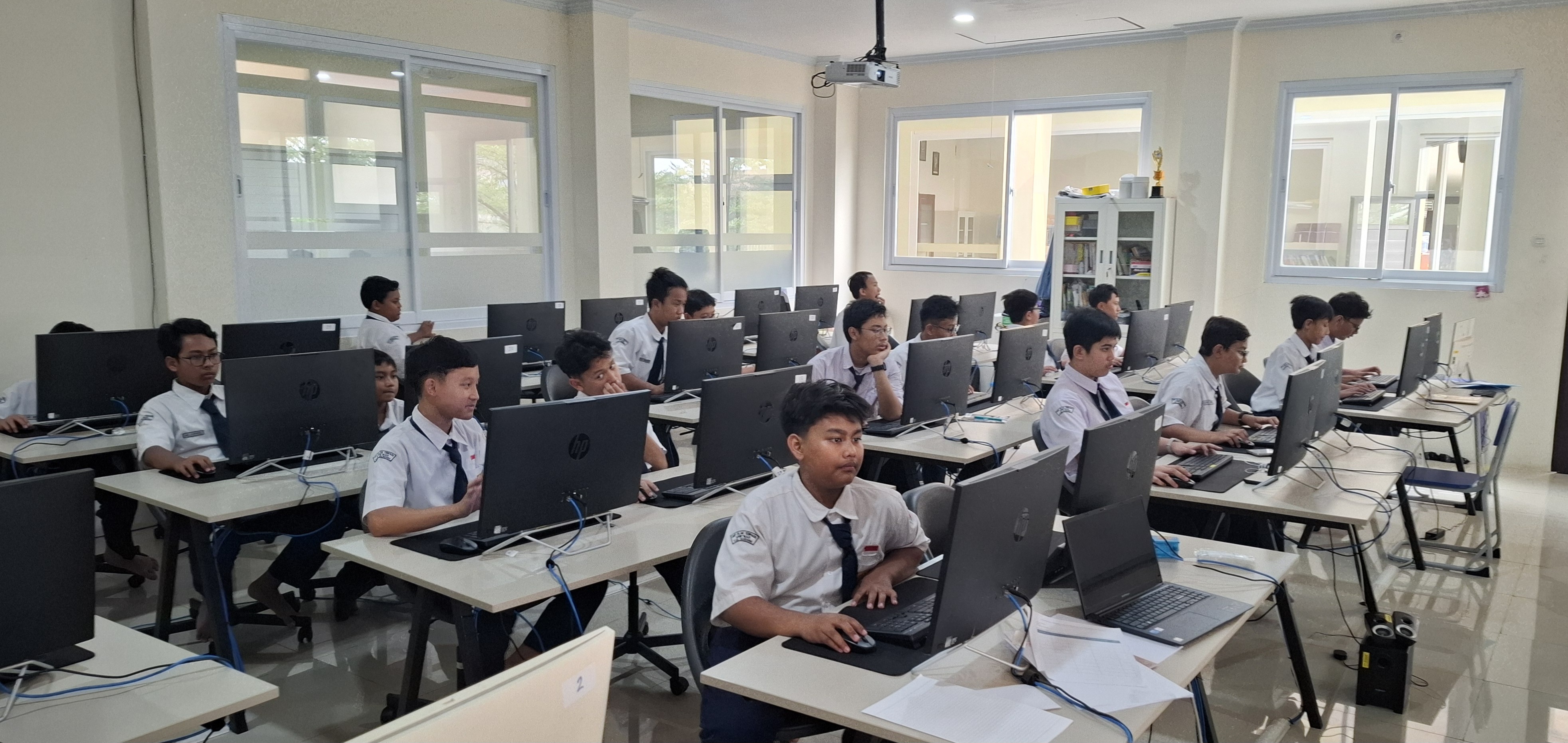 Siswa membuat miniatur di kelas Creativor AfterSchola
