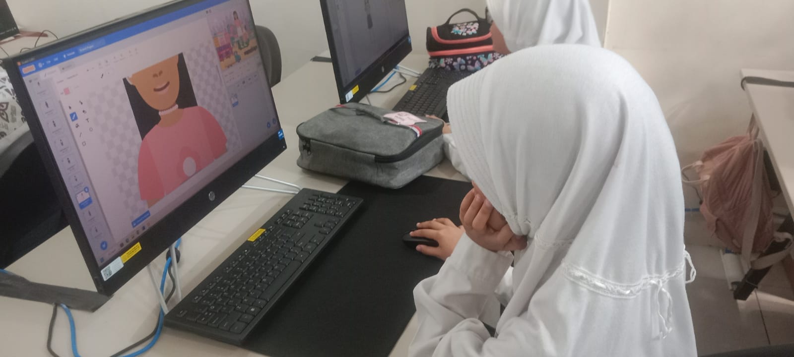 Mentor mendampingi siswa membuat miniatur