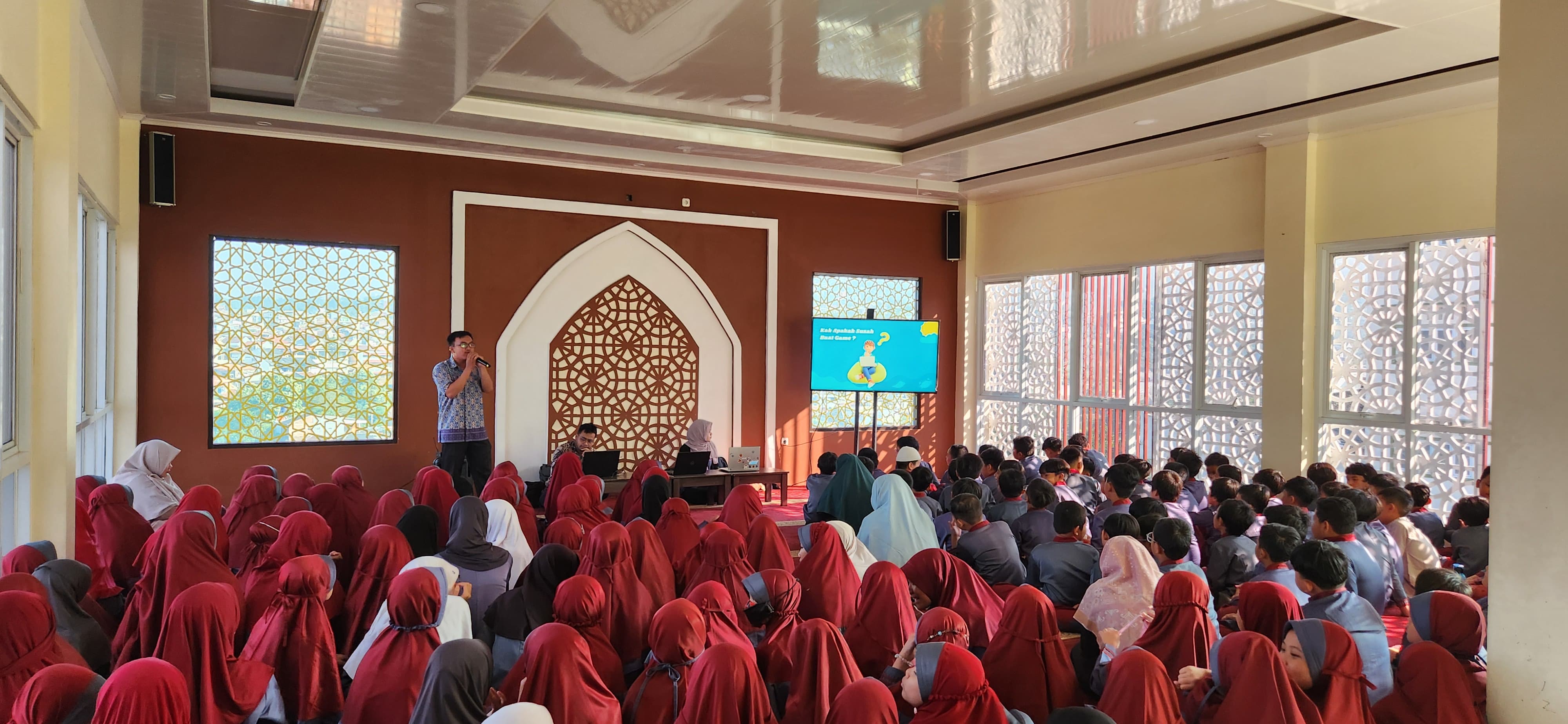 Siswa berlatih public speaking di kelas AfterSchola