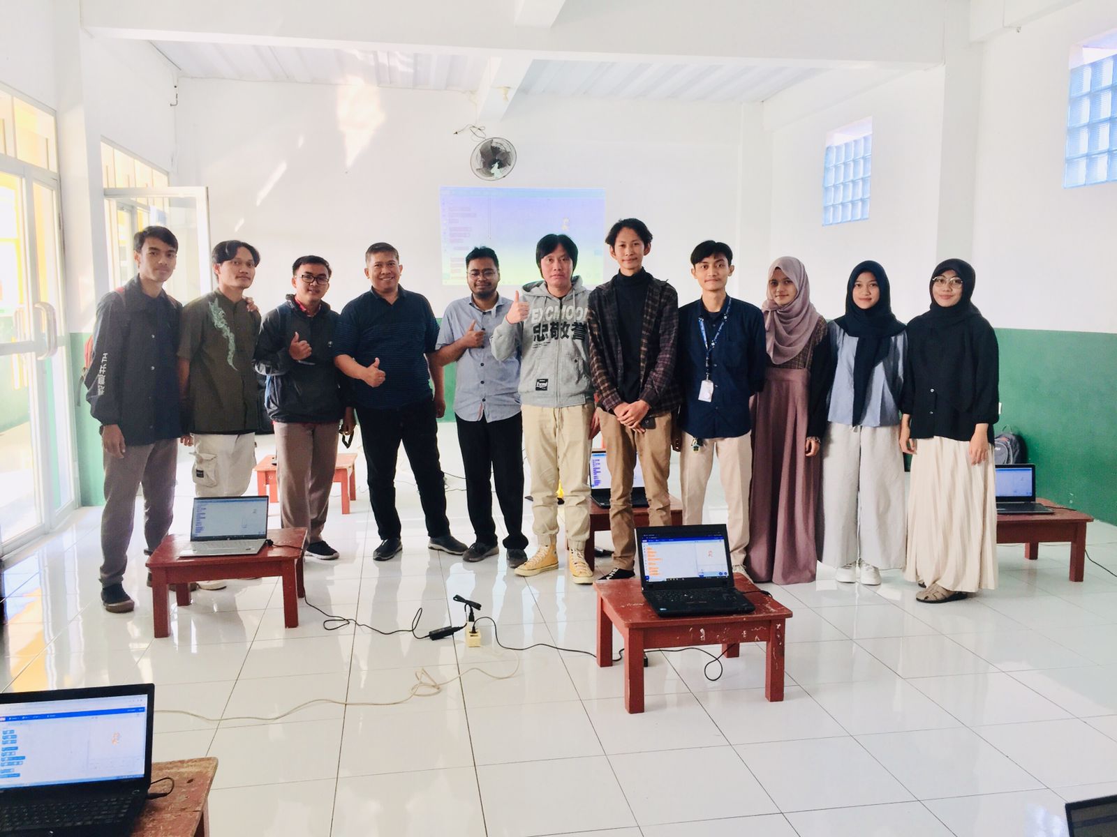 Guru tahfidz membimbing murojaah santri