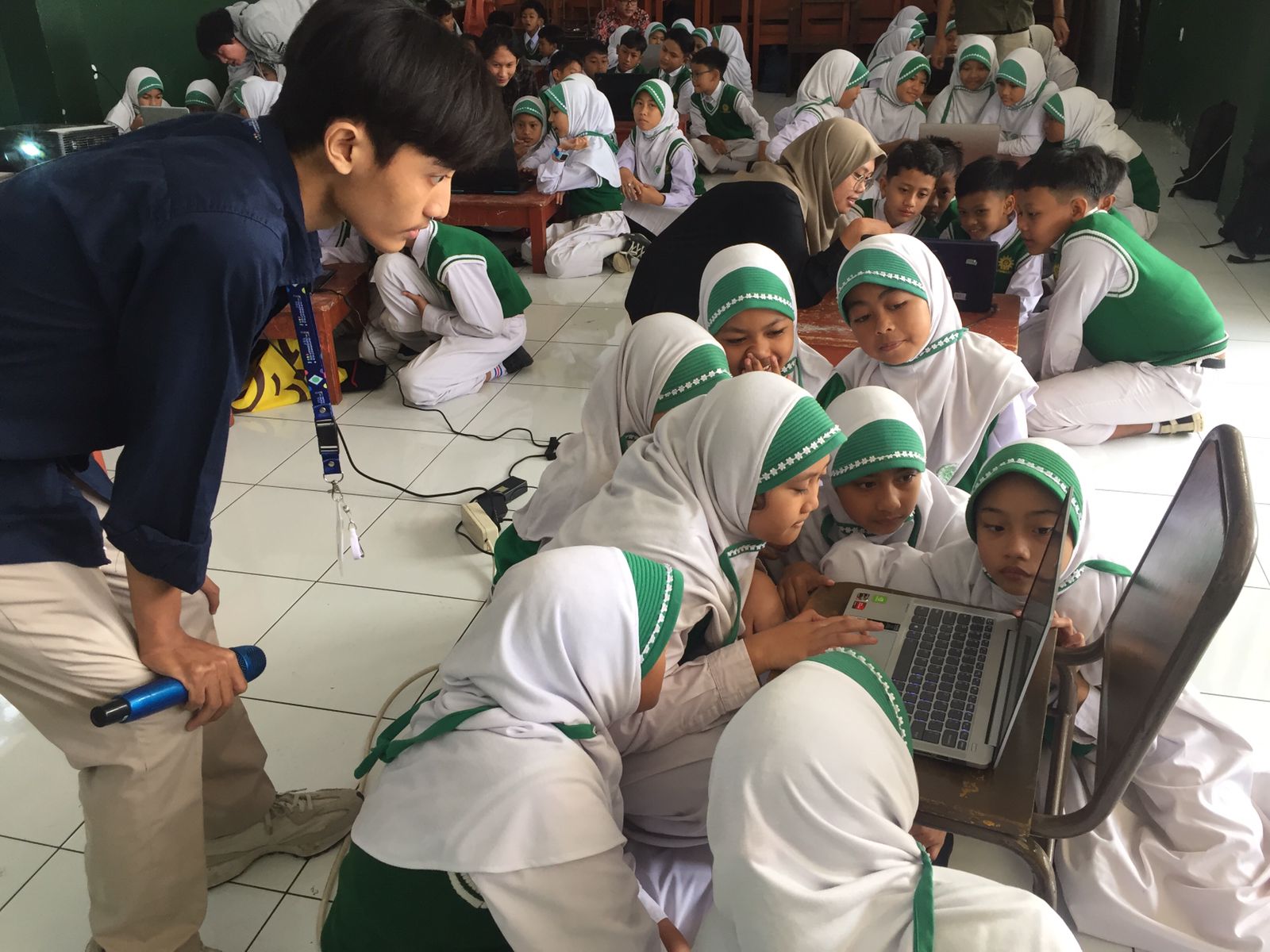 Santri belajar tahsin dan tajwid